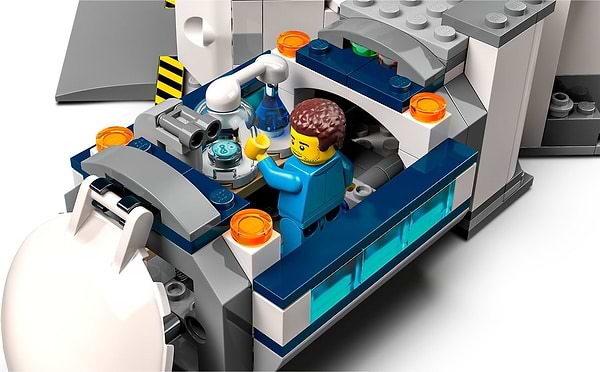 Фото - Конструктор LEGO City Місячна Дослідницька база (60350)