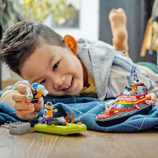 Фото - Конструктор LEGO City Човен пожежної бригади (60373)