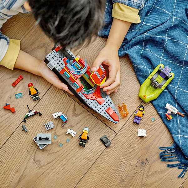 Фото - Конструктор LEGO City Човен пожежної бригади (60373)