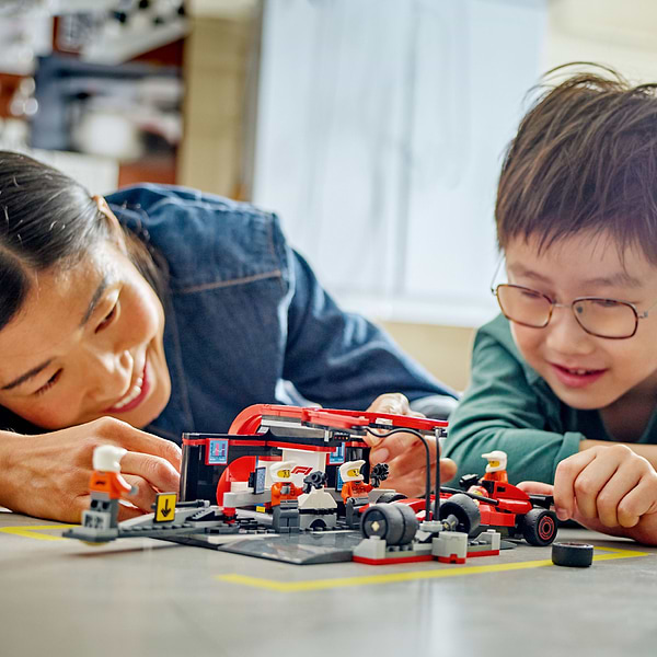 Фото - Конструктор LEGO City Піт-стоп і піт-екіпаж F1® з болідом Ferrari (60443)