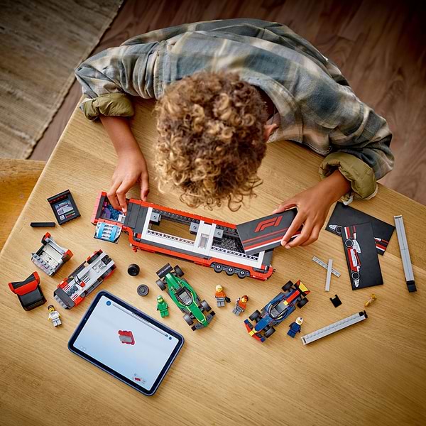 Фото - Конструктор LEGO City Вантажівка F1® з автомобілями RB20 та AMR24 (60445)