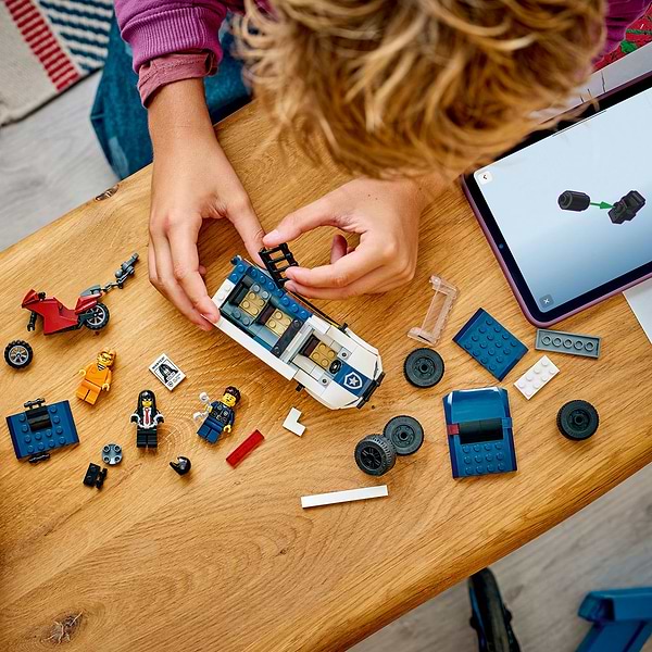 Фото - Конструктор LEGO City Полицейский фургон для перевозки заключённых (60479)