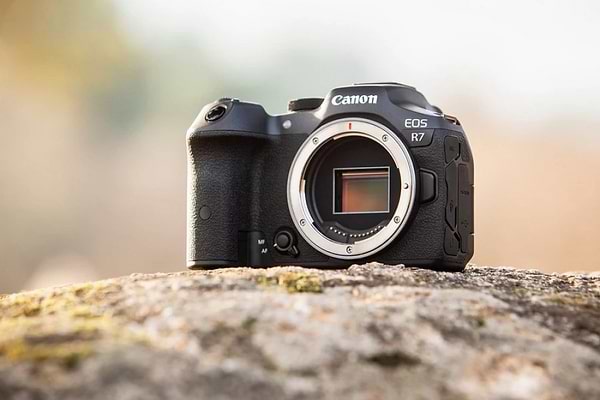 Фото - Фотокамера беззеркальная Canon EOS R7 body (5137C041)