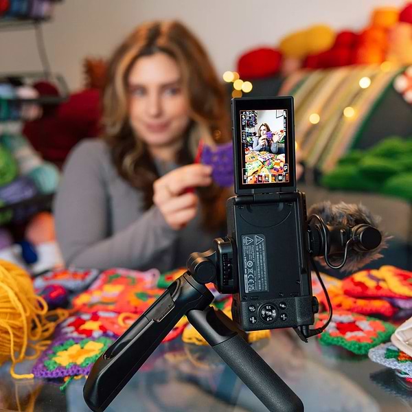 Фото - Фотокамера беззеркальная Canon Powershot V1 Premium Vlogger Kit (6390C006)