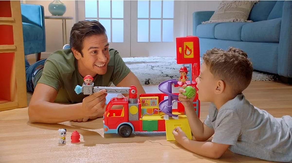 Фото - Базовый игровой транспорт для малыша CoComelon Feature Vehicle Пожарная машина-трансформер с аксессуарами (CMW0220)