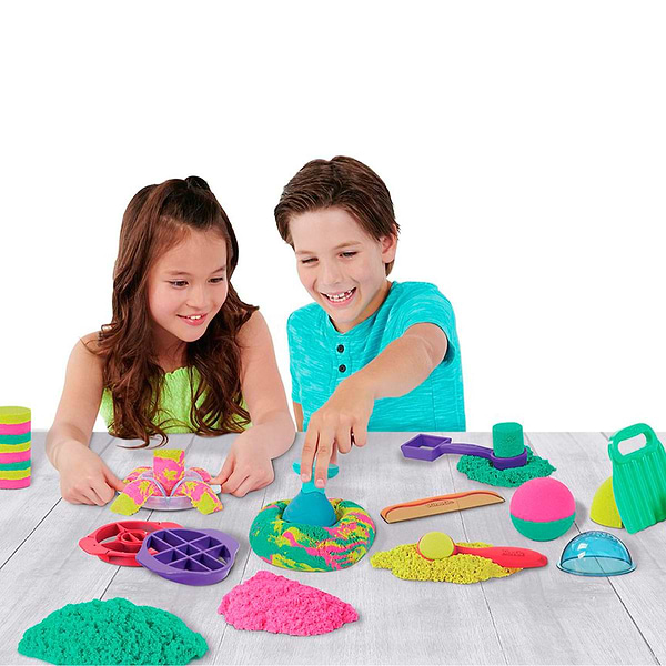 Фото - Кинетический песок Kinetic Sand Цветные приключения (3 цвета, 907 г, аксес.) (748052)