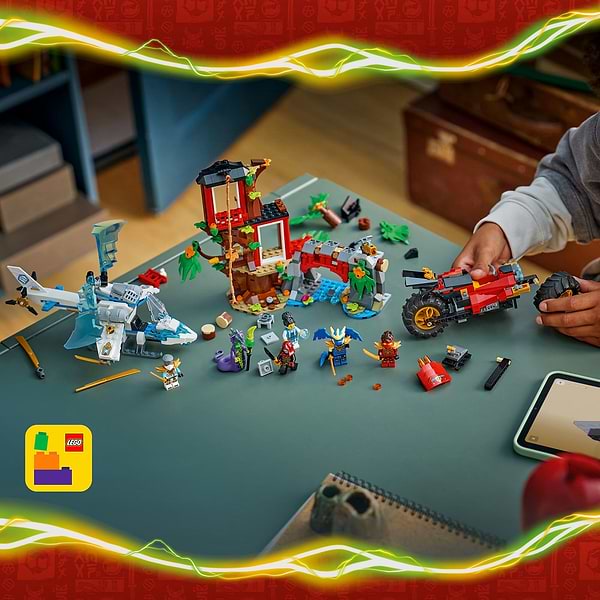 Фото - Конструктор LEGO Ninjago Автомобильная битва ниндзя у домика на дереве (71857)