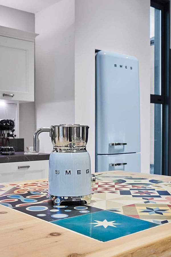 Фото - Модуль для взбивания молока Smeg MFF01PBEU