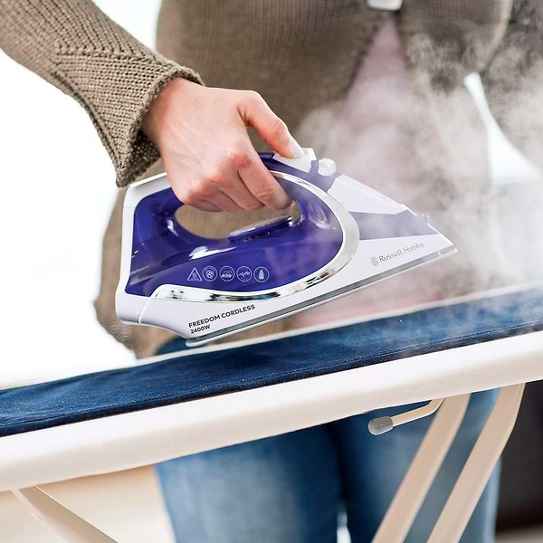 Фото - Утюг Russell Hobbs 23300-56 SUPREME STEAM CORDLESS