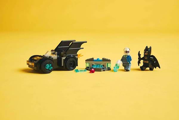 Фото - Конструктор LEGO DC Batman Бетмен і Бетмобіль проти містера Фріза (76301)