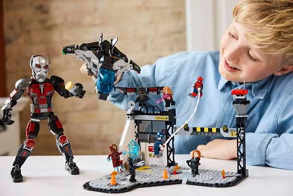 Фото - Конструктор LEGO Marvel Перший месник: Протистояння Пригодницька битва (76314)