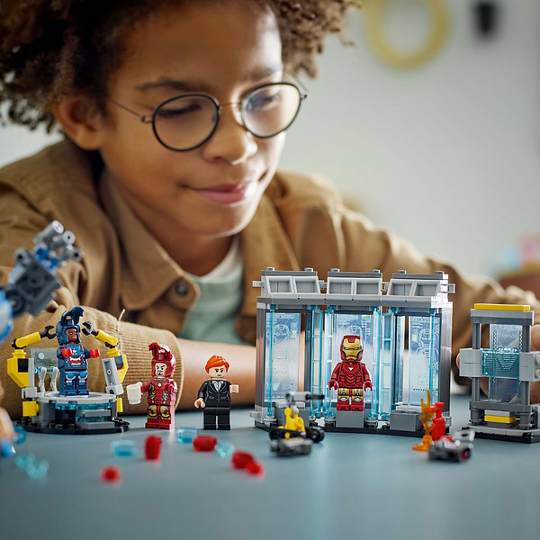 Фото - Конструктор LEGO Marvel  Лабораторія Залізної Людини: зал обладунків (76315)