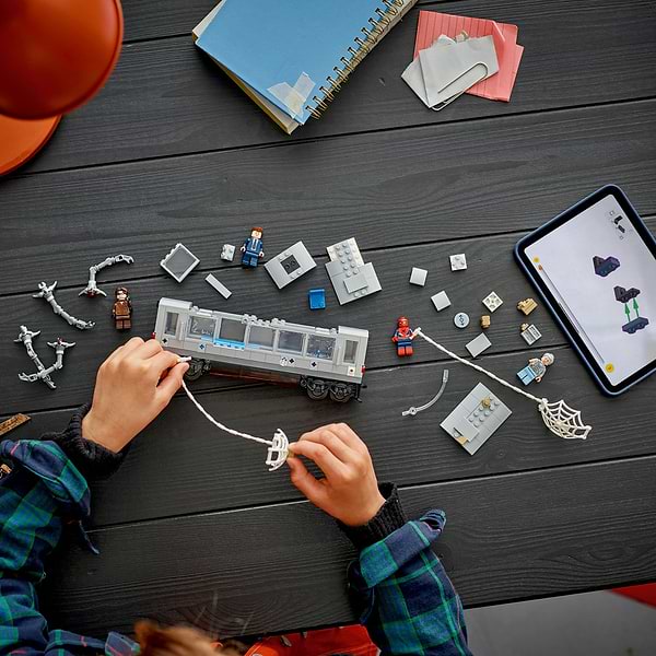 Фото - Конструктор LEGO  Super Heroes Marvel Человек-Паук против Дока Ока: Сцена в метро (76321)