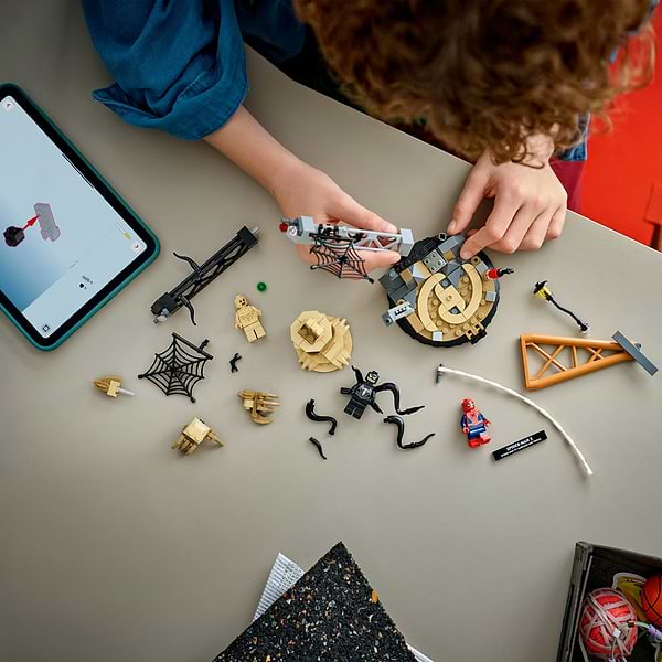 Фото - Конструктор LEGO  Super Heroes Marvel Легендарна битва: Людина-павук vs. Піщана людина (76334)