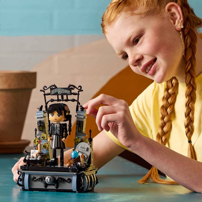 Фото - Конструктор LEGO Wednesday Фигурка Венздей Аддамс (76780)