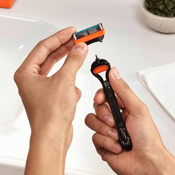 Фото - Станок мужской Gillette Fusion5 с 4 сменными картриджами (7702018556274)