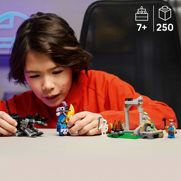 Фото - Конструктор LEGO Fortnite Табір Peely та Sparkplug (77075)