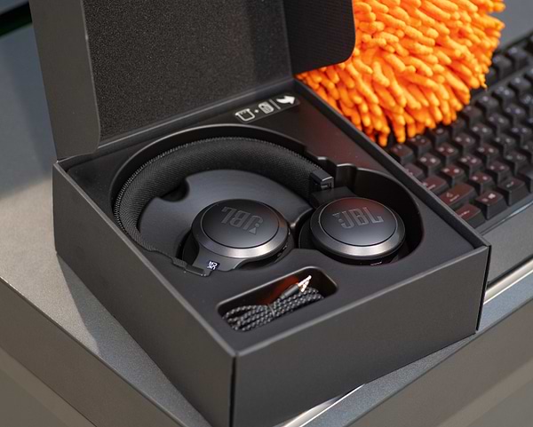 Фото - Навушники повнорозмірні бездротові JBL Live 660 NC Black (JBLLIVE660NCBLK)