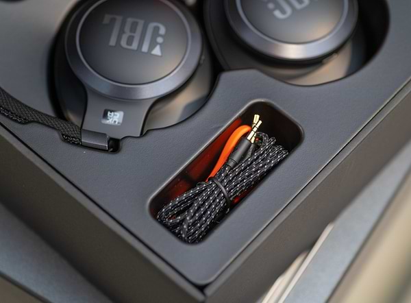 Фото - Навушники повнорозмірні бездротові JBL Live 660 NC Black (JBLLIVE660NCBLK)