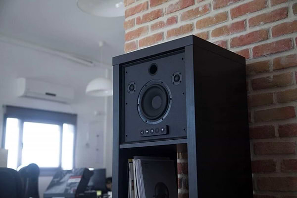 Фото - Акустична система стаціонарна MOREL Hogtalare - Black Cabinet With Blue Grill (EU)