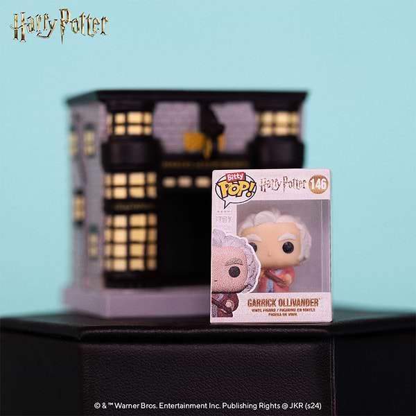 Фото - Коллекционная фигурка FUNKO BITTY POP! Town серии Гарри Поттер - ОЛЛИВАНДЕР И МАГАЗИН ВОЛШЕБНЫХ ПАЛОЧЕК (83627)
