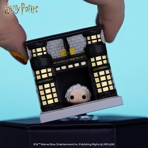 Фото - Коллекционная фигурка FUNKO BITTY POP! Town серии Гарри Поттер - ОЛЛИВАНДЕР И МАГАЗИН ВОЛШЕБНЫХ ПАЛОЧЕК (83627)