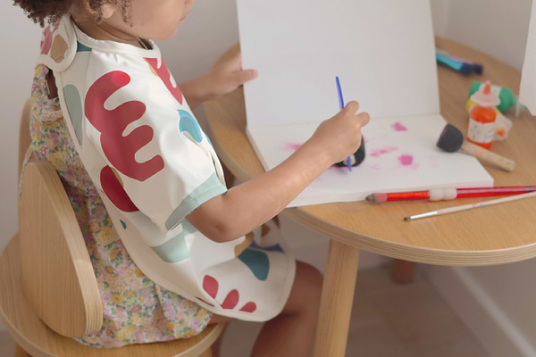 Фото - Нагрудник из клеенки Beaba с разноцветными рукавами (913576)