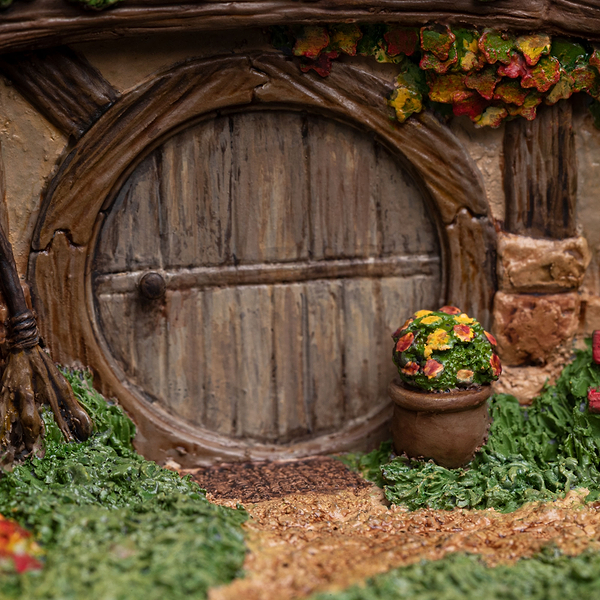 Фото - Коллекционная фигурка Lord of the Rings 18 Garden Smial Hobbit Hole Environment 18,7 см (871004153)