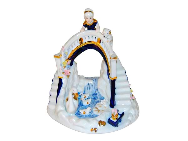 Фото - Декор New Year Lefard Дівчинка з собачкою на мосту (98-814)