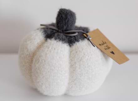 Фото - Подушка декоративна Прованс Pumpkin молочна із сірим хвостиком 15 см (041826) Фото - Подушка декоративна Прованс Pumpkin молочна із сірим хвостиком 15 см (041826)