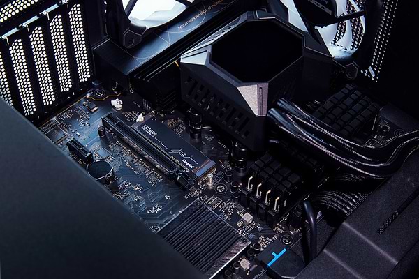 Фото - SSD-накопитель внутренний Kingston KC3000 4096GB M.2 2280 PCIe 4.0 x4 NVMe 3D TLC (SKC3000D/4096G)