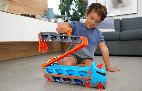 Фото - Далекобійники Hot Wheels Вантажівка-транспортер "Супергонкі" (GVG37)