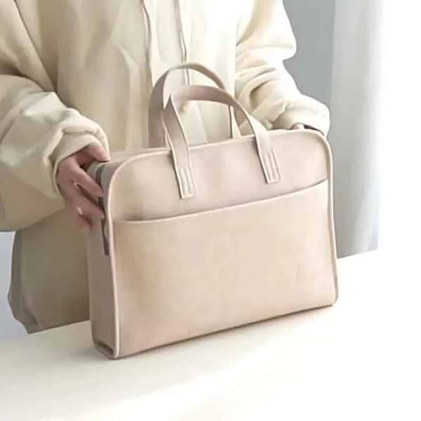 Фото - Сумка для ноутбука MAXPRO Брендовая с подвеской в ​​виде медведя бежевого 16"