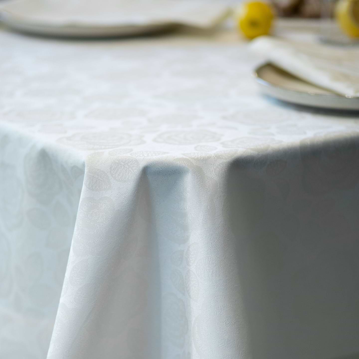 Скатертина прямокутна Едельвіка Камелія молочний крем 240х150 см (416-23/00)