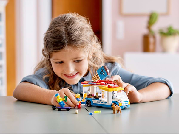 Фото - Конструктор LEGO City Вантажівка морозивника (60253)