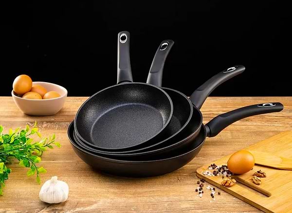 Фото - Сковорода універсальна Aureti PRATICO 22 см (AU-100-22)