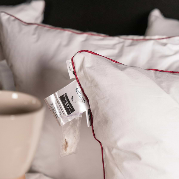 Фото - Подушка стандартна MirSon Hand Made De Luxe 902 70x70 (2200000555793)