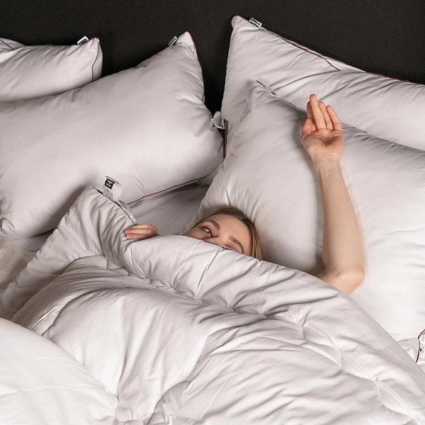 Фото - Подушка стандартная MirSon 1176 DeLuxe Hand Made EcoSilk 50х70 см (2200001515864)