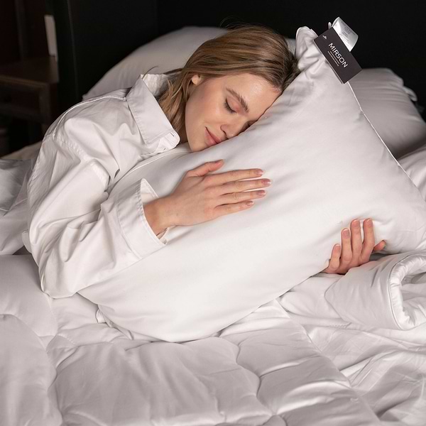 Фото - Подушка стандартна MirSon шовкова Luxury 0542 м'яка 70x70 см (2200000135476)