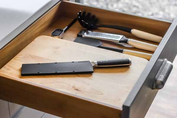 Фото - Ніж сантоку KitchenAid Coreline 18 см (KOG7IKSSOHOBA)