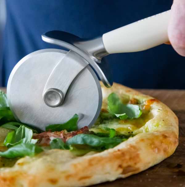 Фото - Нож для пиццы KitchenAid Coreline 22,7 см (KAG113OHACE)