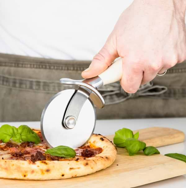 Фото - Нож для пиццы KitchenAid Coreline 22,7 см (KAG113OHACE)