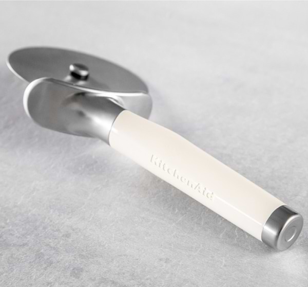 Фото - Нож для пиццы KitchenAid Coreline 22,7 см (KAG113OHACE)