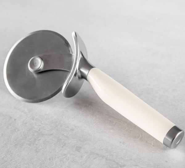 Фото - Нож для пиццы KitchenAid Coreline 22,7 см (KAG113OHACE)