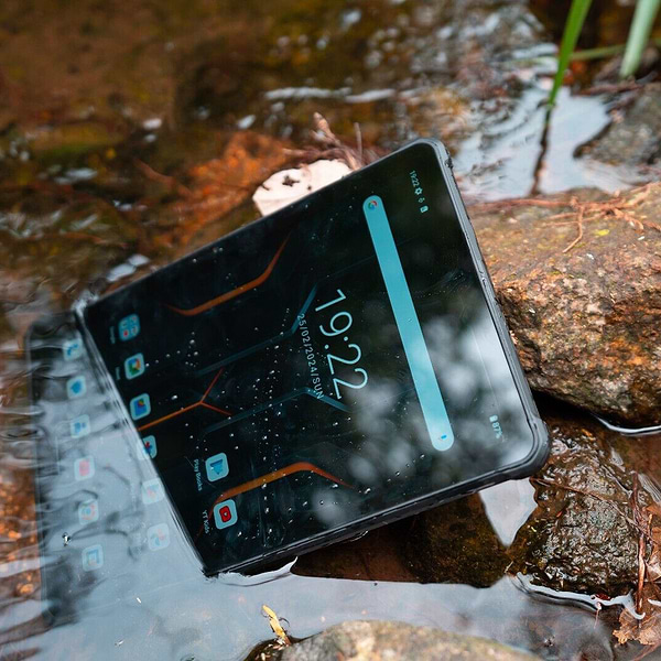 Фото - Планшет OUKITEL RT8 11'' 6/256GB LTE Black with hand