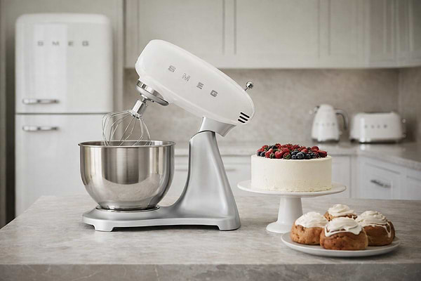 Фото - Планетарный миксер Smeg SMF04WHEU