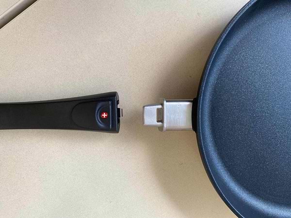 Фото - Сковорода универсальная со съемной ручкой Swiss Diamond Induction 20 см (XD6420iD)