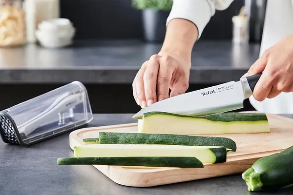 Фото - Нож кухонный Tefal Eversharp 16.5 см с чехлом-точилкой (K2569004)