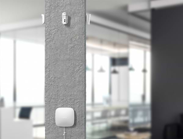 Фото - Беспроводная станция управления приборами Ajax Hub 2 Plus White (000018791)