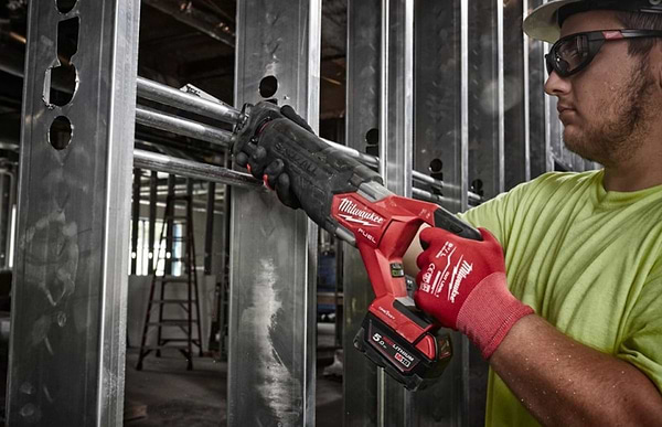 Фото - Пила сабельная Milwaukee M18 ONEFSZ-0X (4933478296)